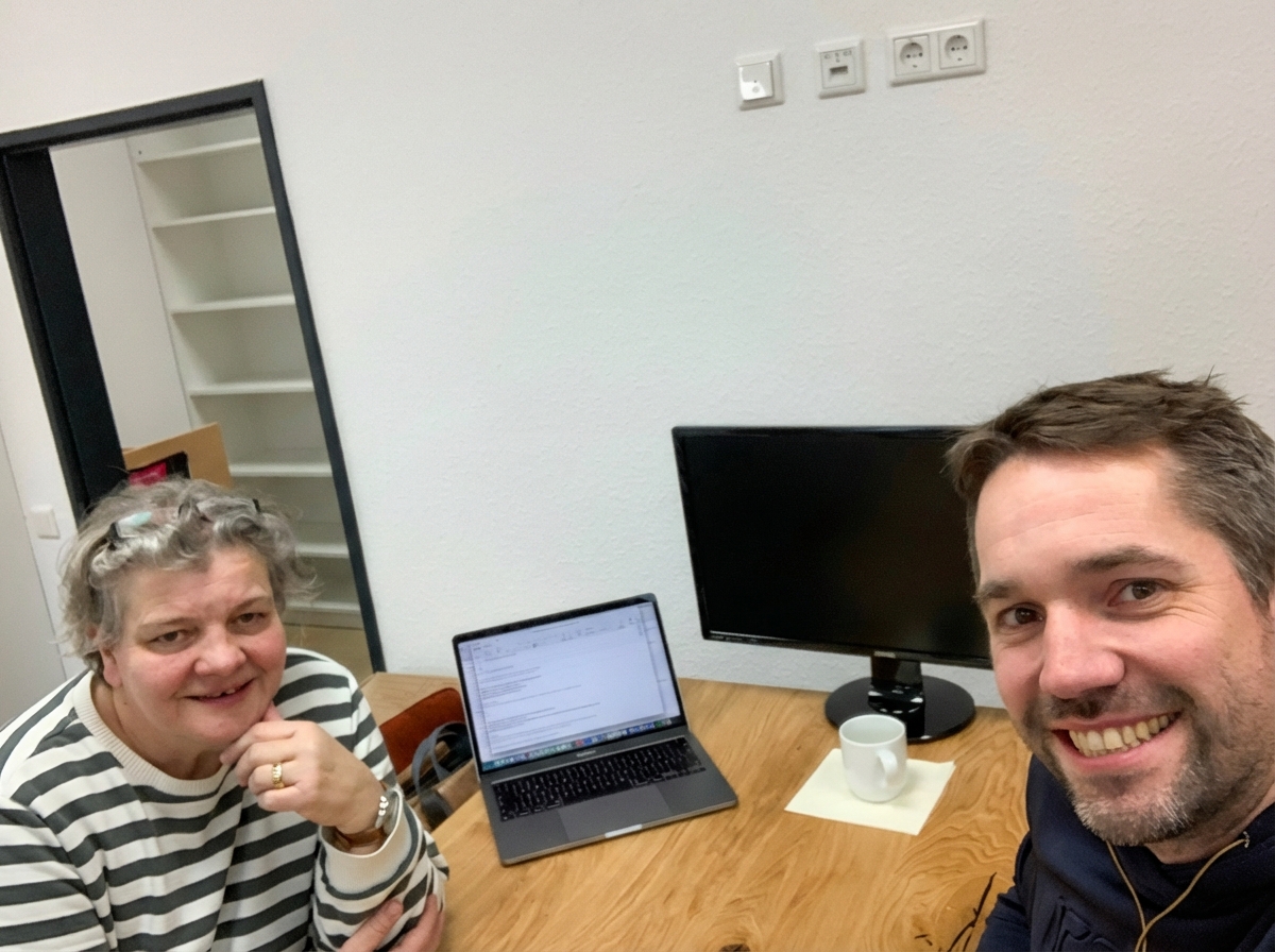 Selfie von zwei Personen in einer modernen Büroumgebung