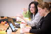 Zwei Teilnehmerinnen im Seminar unterhalten sich