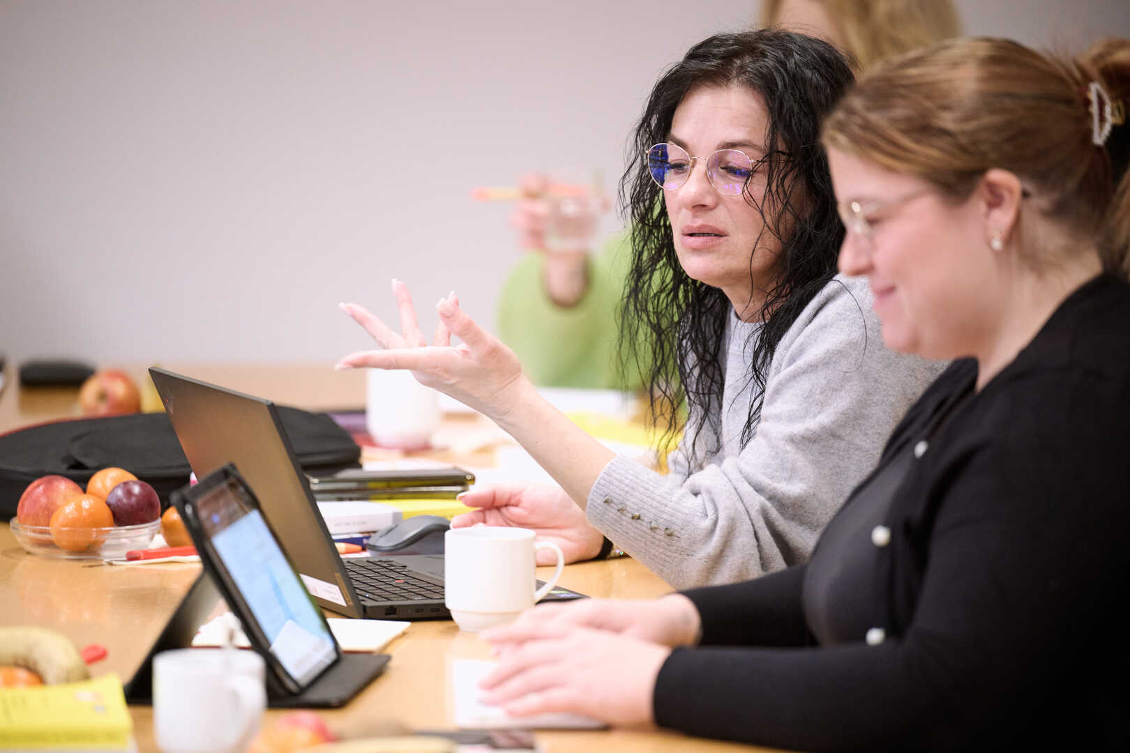 Zwei Teilnehmerinnen im Seminar unterhalten sich