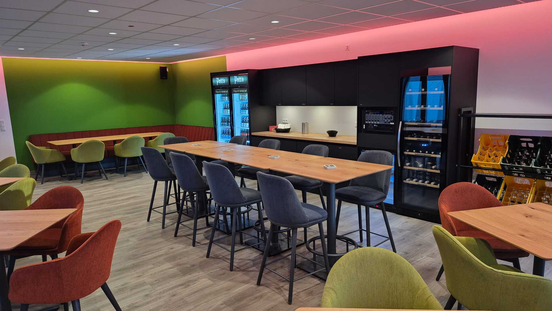 Bunt beleuchtete Bar