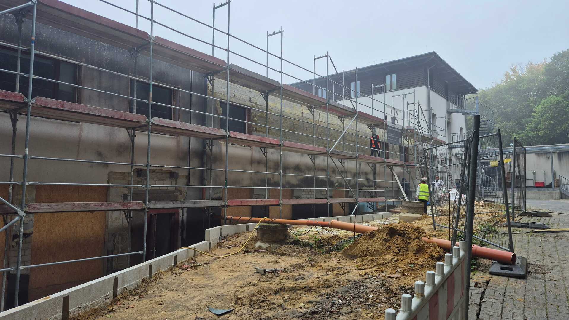 Bauarbeiten mit Gerüst außen am KönzgenHaus