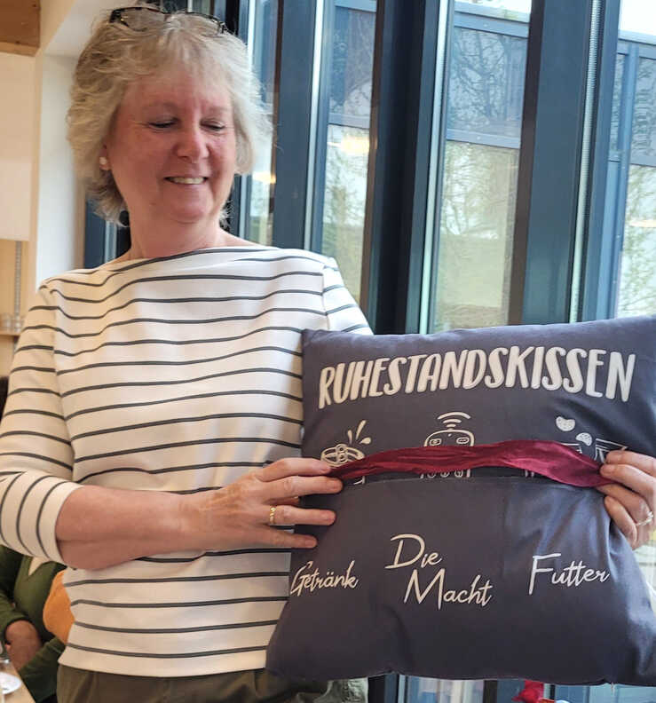 Marita Hämel mit Ruhestandsgeschenk