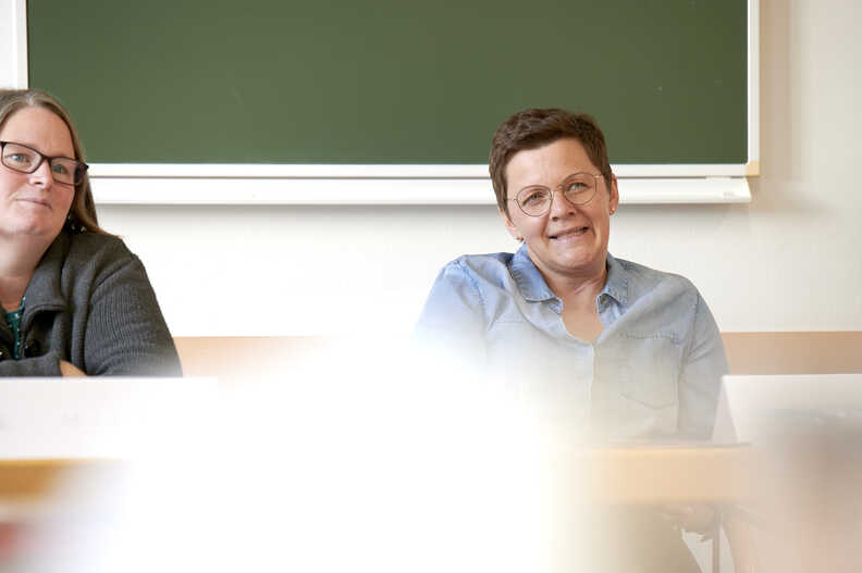 Frau sitzt im Seminar