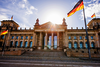 Reichstag Front vor Deutschland Fahne im Sonnenuntergang